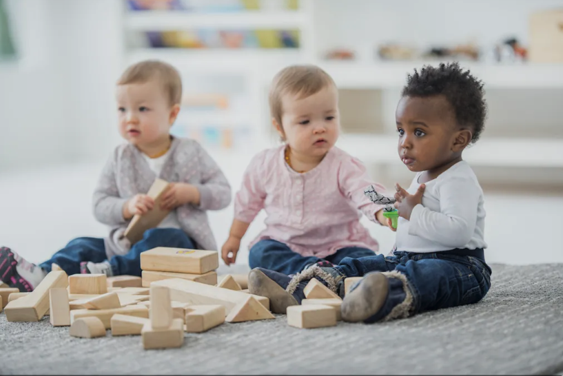 Toddlers building with blocks